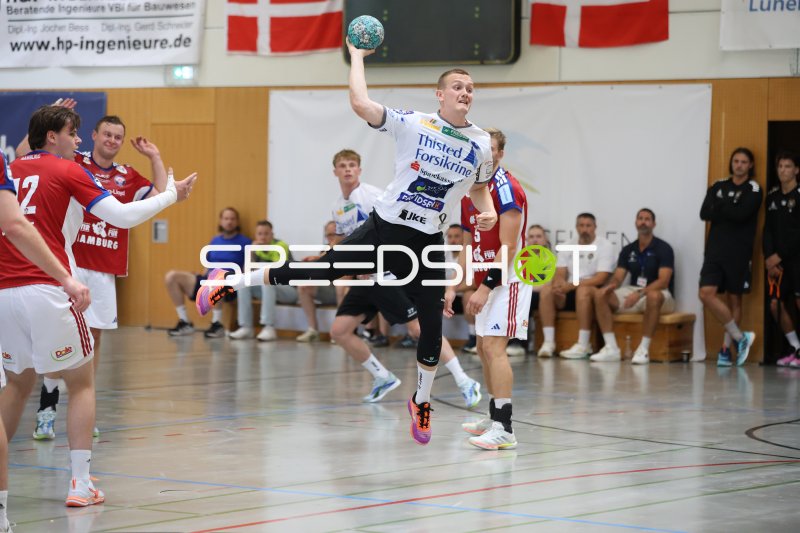 Frederik Bak (Mors Thy Handbold) beim Sprungwurf in Schneverdingen
