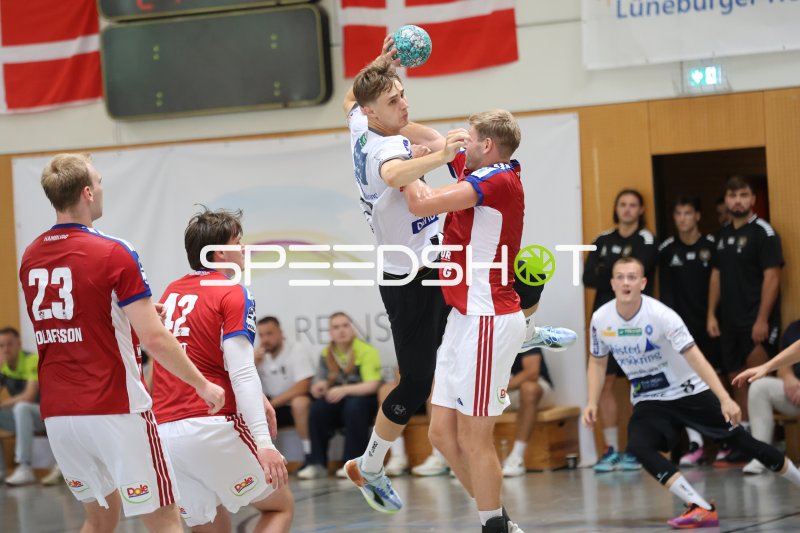Mors Thy Handbold im Sprungwurf gegen HSV Hamburg in Schneverdingen