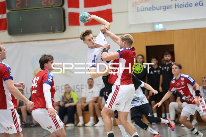 Jan Christian Schmidt beim Sprungwurf gegen HSV Hamburg in Schneverdingen
