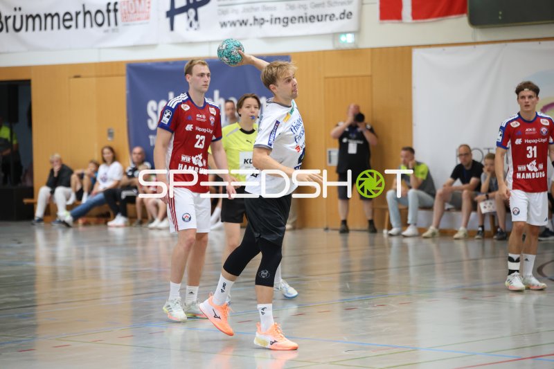 Einar Olafsson (#23; HSV Hamburg) beobachtet Wurfaktion von Mors Thy Handbold
