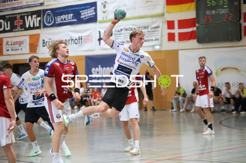 Kasper Didriksen (#33; Mors Thy Handbold) beim Sprungwurf