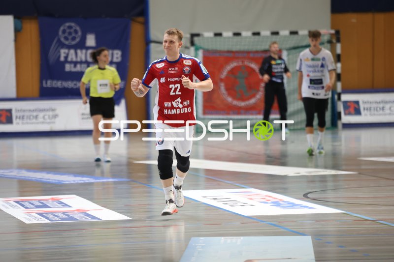 Noah Beyer (#22; HSV Hamburg) läuft jubelnd über das Spielfeld