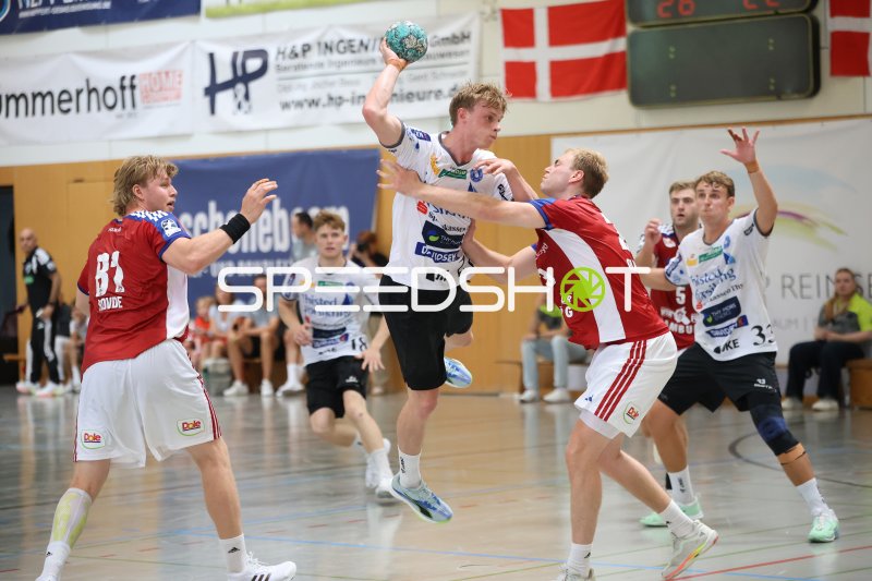 Kasper Didriksen (Mors Thy Handbold) springt zum Wurf gegen HSV Hamburg