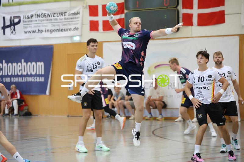 Justus Fischer (#54; TSV Hannover Burgdorf) beim Sprungwurf in Schneverdingen