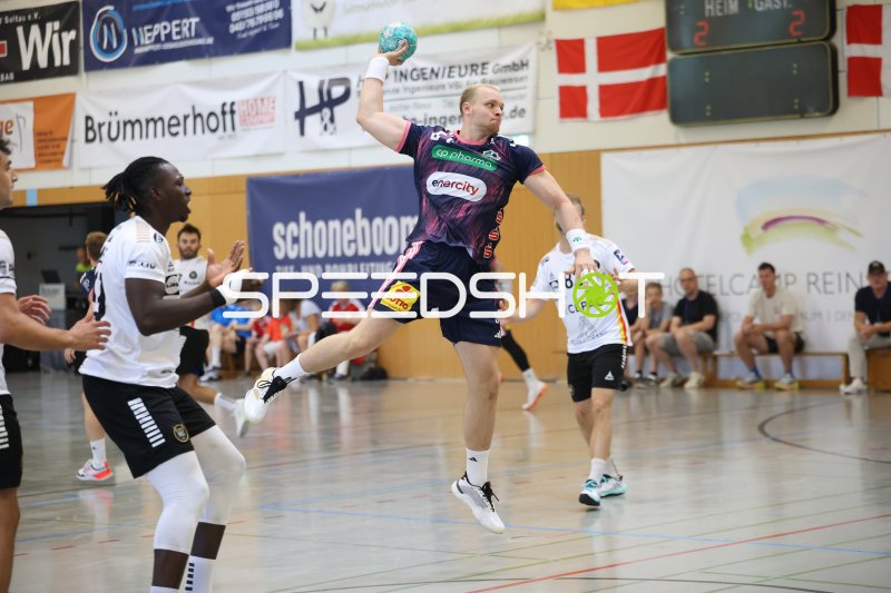 TSV Hannover-Burgdorf Spieler (#54) springt zum Wurf in Schneverdingen