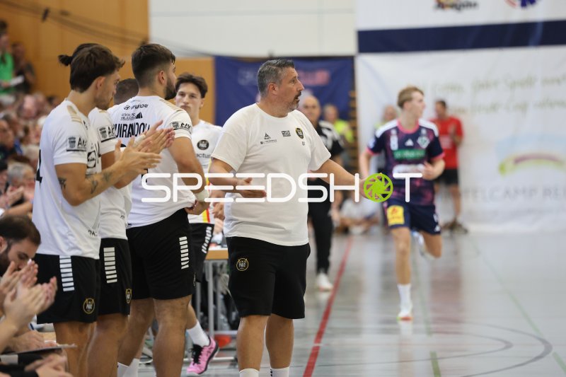 Eduard Fernandez Roura coacht PAUC Handball an der Seitenlinie