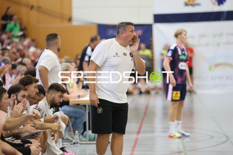 Eduard Fernandez Roura (PAUC Handball) gibt lautstark Anweisungen von der Seitenlinie