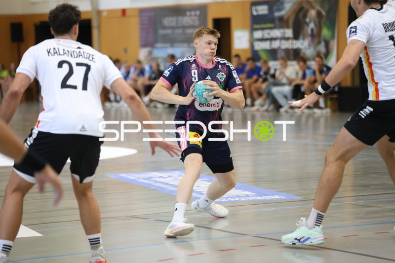 Vilhelm Poulsen (#9; TSV Hannover Burgdorf) im Angriff gegen PAUC Handball