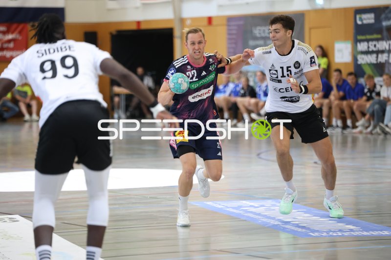Marian Michalczik (#22; TSV Hannover Burgdorf) im Durchbruch gegen Hugo Brouzet (#15; PAUC Handball)