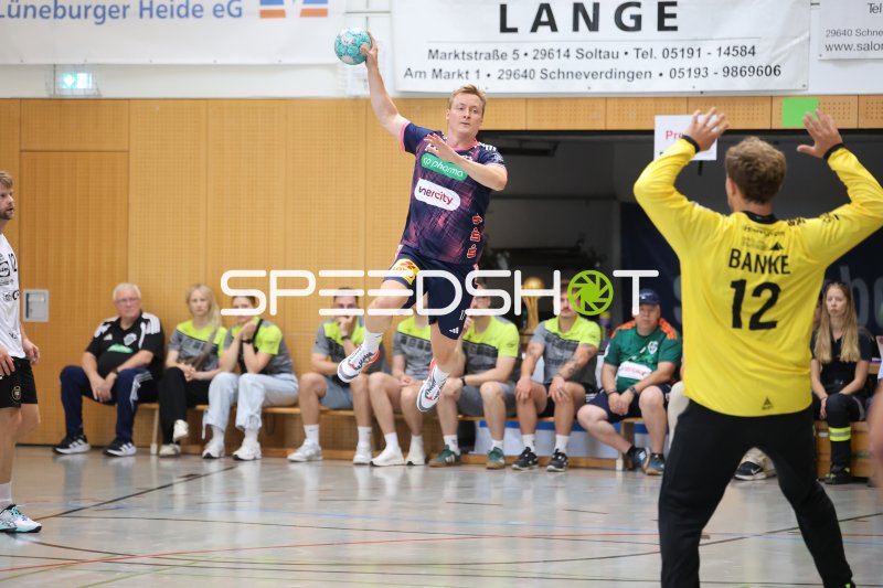 August Baskar Pedersen (#17; TSV Hannover Burgdorf) beim Sprungwurf