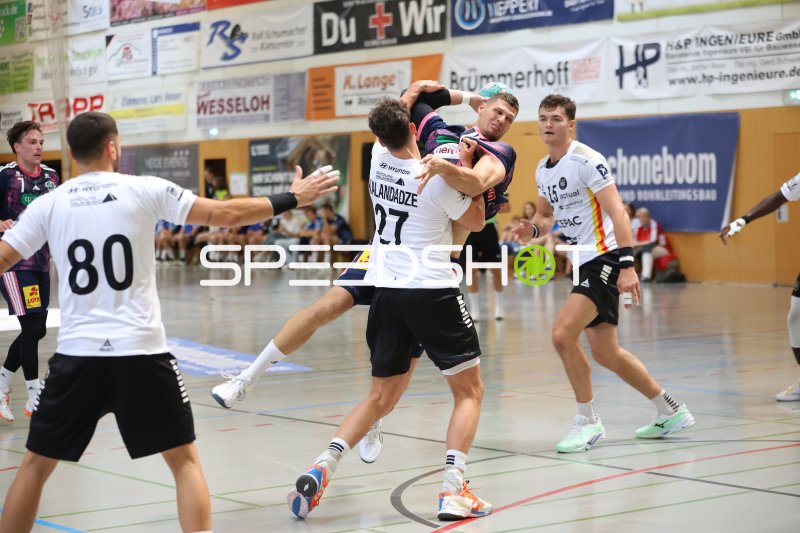 Nikoloz Kalandadze (#27; PAUC Handball) stoppt Hannover-Angreifer im Zweikampf