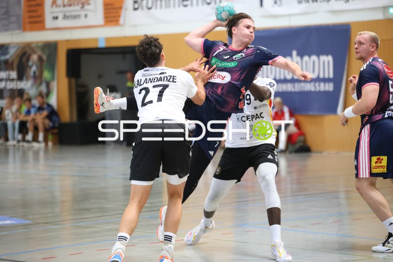 Leif Tissier (#7; TSV Hannover Burgdorf) im Wurf gegen Nikoloz Kalandadze (#27; PAUC Handball)