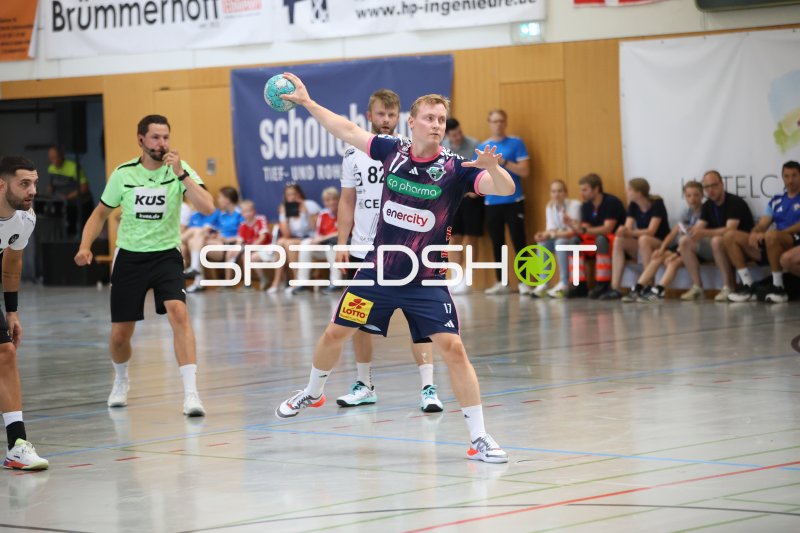 August Baskar Pedersen (#17; TSV Hannover Burgdorf) beim Wurfansatz
