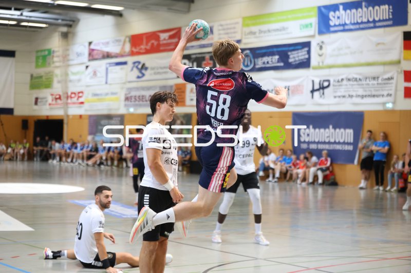 Daniel Weber (#58; TSV Hannover-Burgdorf) beim Sprungwurf in Schneverdingen