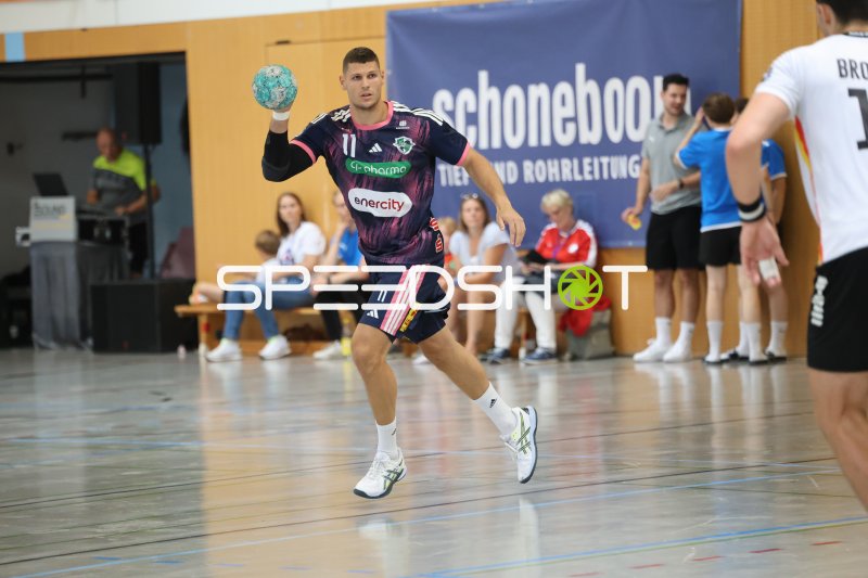 Sebastian Heymann (#11; TSV Hannover-Burgdorf) beim Wurfansatz in Schneverdingen