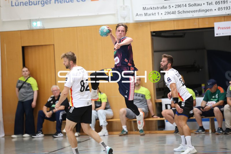 Leif Tissier (#7; TSV Hannover-Burgdorf) beim Sprungwurf gegen PAUC Handball