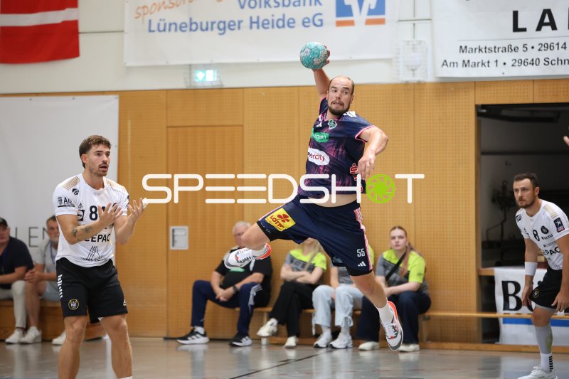 Tim Zechel (#55; TSV Hannover-Burgdorf) beim Sprungwurf in Schneverdingen