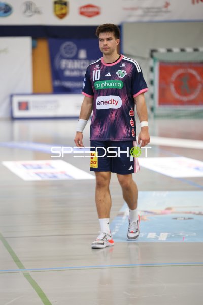 Renars Uscins (#10; TSV Hannover Burgdorf) auf dem Spielfeld