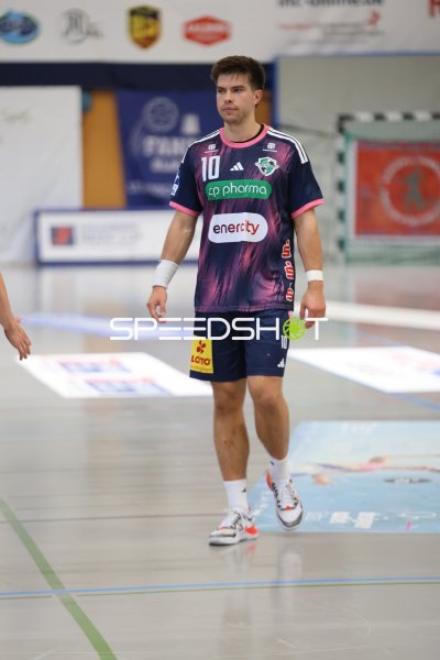 Renars Uscins (#10; TSV Hannover Burgdorf) läuft übers Spielfeld
