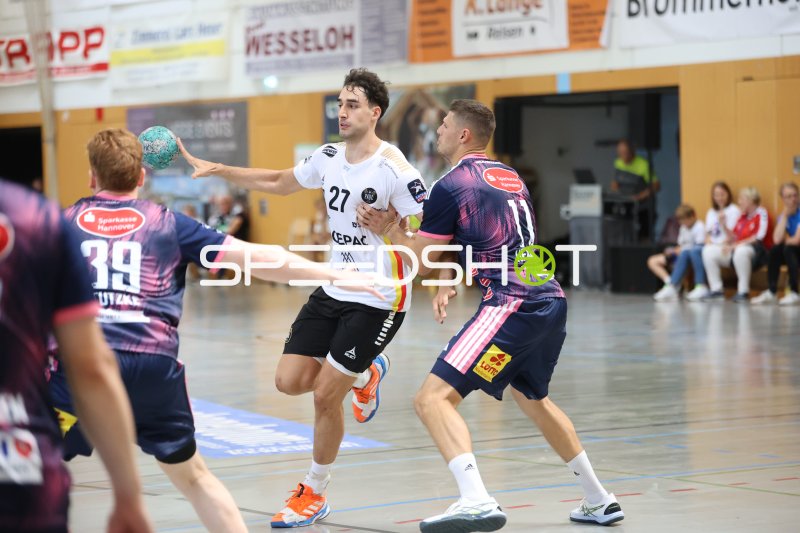 Nikoloz Kalandadze (#27; PAUC Handball) im Durchbruch gegen TSV Hannover-Burgdorf