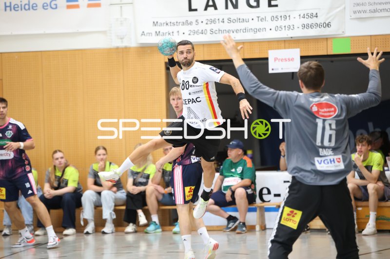 Vanja Ilic (#80; PAUC Handball) beim Sprungwurf gegen Simon Gade