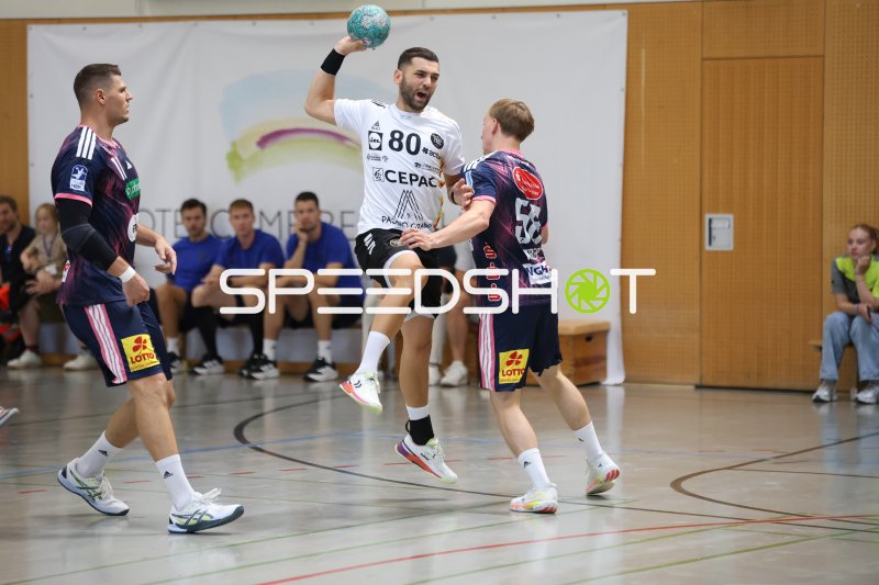 Vanja Ilic (#80; PAUC Handball) im Sprungwurf gegen TSV Hannover Burgdorf