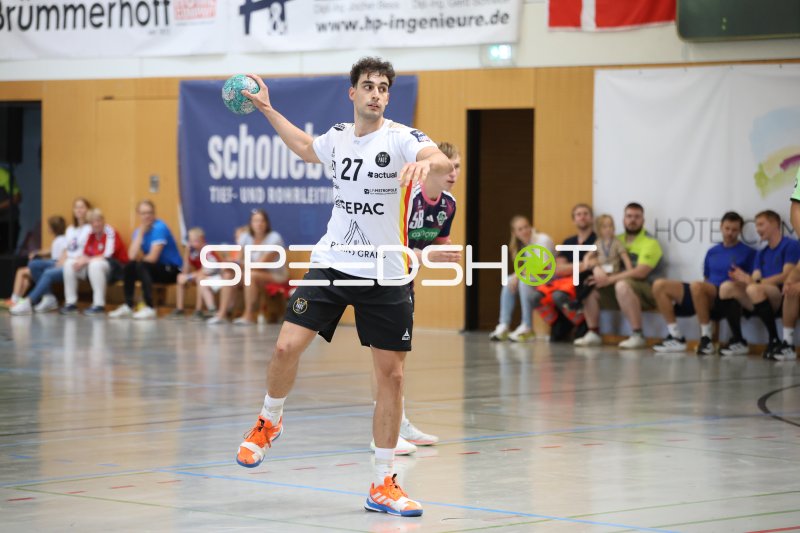 Nikoloz Kalandadze (#27; PAUC Handball) beim Wurfansatz in Schneverdingen