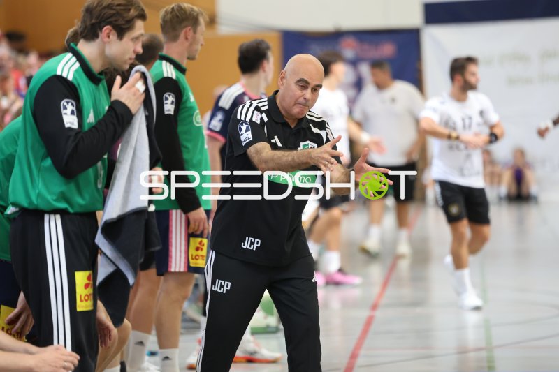 Juan Carlos Pastor (TSV Hannover Burgdorf) gibt Anweisungen von der Seitenlinie