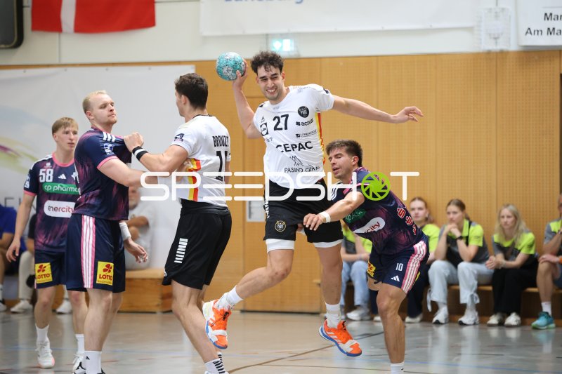 Nikoloz Kalandadze (#27; PAUC Handball) springt zum Wurf in Schneverdingen
