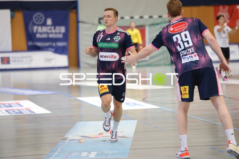 August Baskar Pedersen (#17; TSV Hannover Burgdorf) und Lukas Stutzke (#39) beim Abklatschen