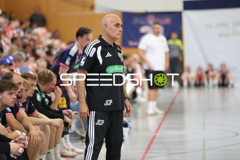 Juan Carlos Pastor (TSV Hannover Burgdorf) beobachtet das Spielgeschehen