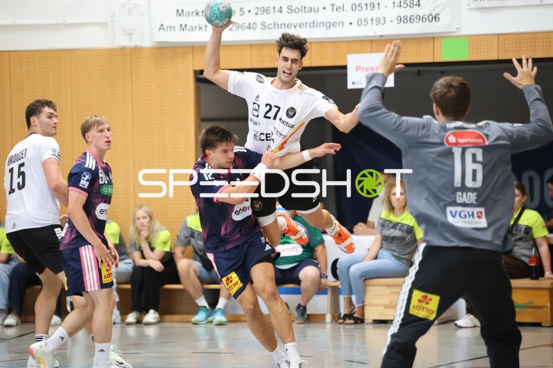 Nikoloz Kalandadze (#27; PAUC Handball) beim Sprungwurf gegen Simon Gade