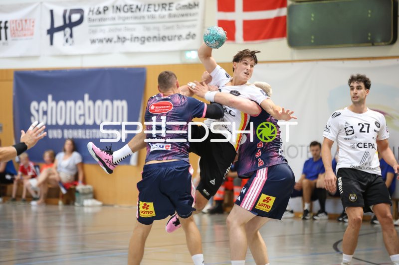 Nikoloz Kalandadze (#27; PAUC Handball) beobachtet Wurfaktion im Zweikampf