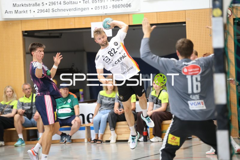 Magnus Söndena (#82; PAUC Handball) beim Sprungwurf gegen Simon Gade
