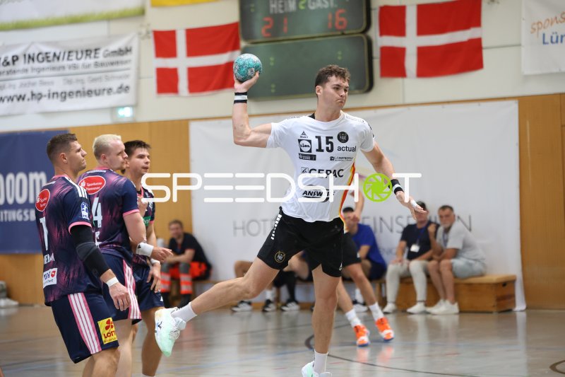 Robin Molinie (#15; PAUC Handball) beim Sprungwurf gegen TSV Hannover Burgdorf