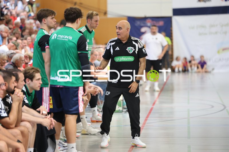 Juan Carlos Pastor gibt Anweisungen an der Seitenlinie in Schneverdingen