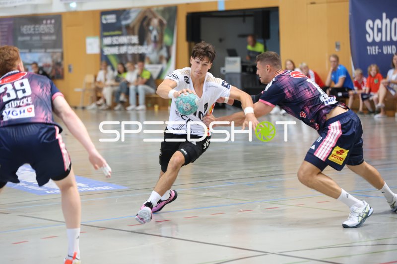 Eliott Desblancs (#10; PAUC Handball) im Durchbruch gegen TSV Hannover-Burgdorf