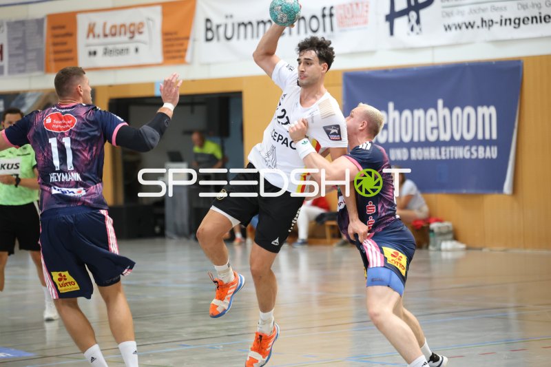 Nikoloz Kalandadze (#27; PAUC Handball) beim Sprungwurf gegen TSV Hannover-Burgdorf