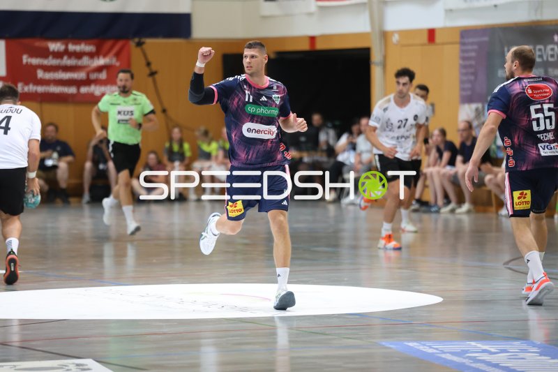 Sebastian Heymann (#11; TSV Hannover-Burgdorf) bejubelt Treffer in Schneverdingen