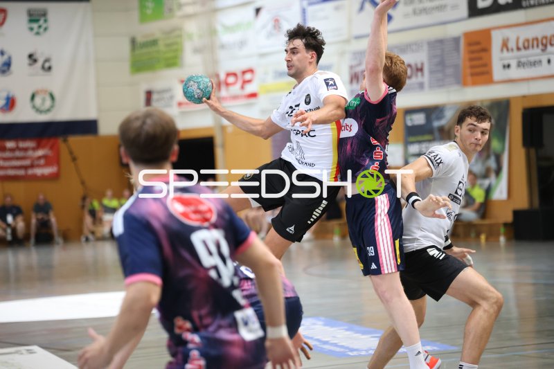 Nikoloz Kalandadze (PAUC Handball) im Sprungwurf gegen TSV Hannover Burgdorf