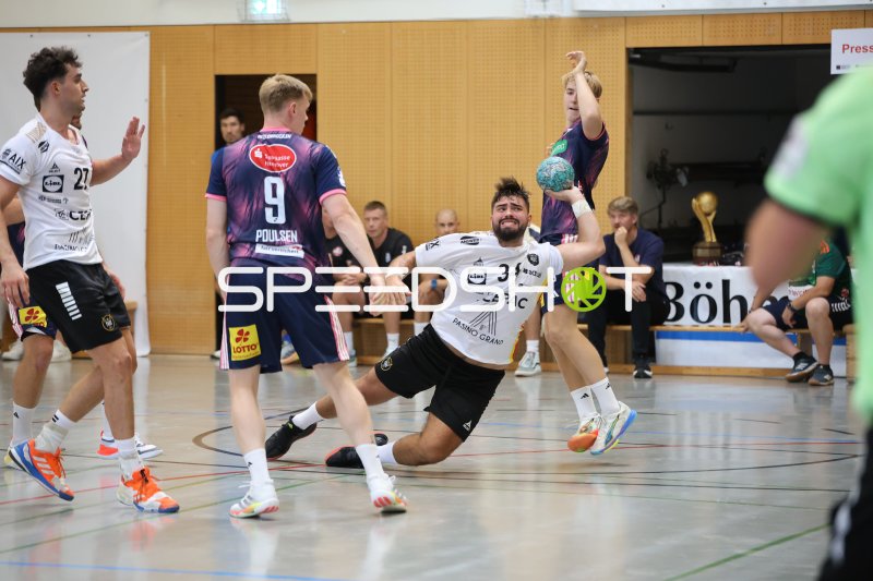 Paul-Louis Guiraudou (#34; PAUC Handball) beim Wurf gegen TSV Hannover-Burgdorf