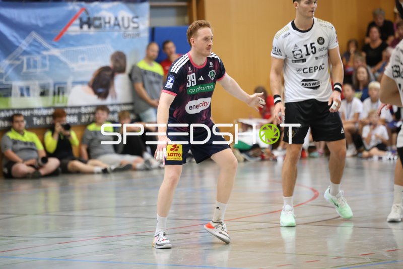 Lukas Stutzke (#39; TSV Hannover-Burgdorf) im Zweikampf mit Hugo Brouzet (#15; PAUC Handball)