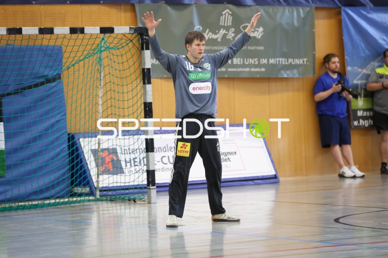 Simon Gade (#16; TSV Hannover Burgdorf) im Tor bereit