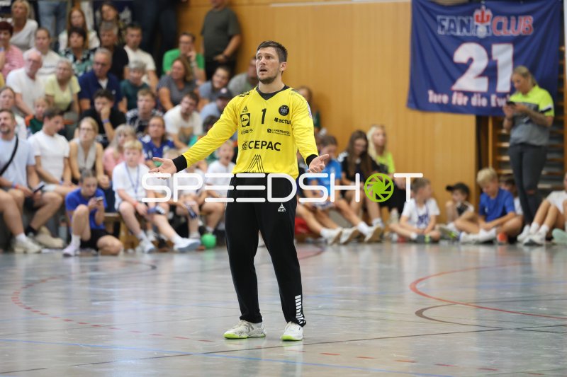 Jože Baznik (#1; PAUC Handball) protestiert in der KGS-Sporthalle