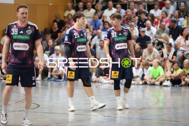 Lukas Stutzke (#39; TSV Hannover-Burgdorf) mit Teamkollegen in Schneverdingen