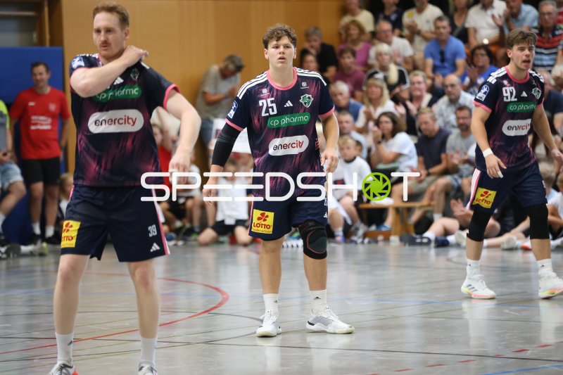 Lukas Stutzke (#39; TSV Hannover-Burgdorf) und Kjell Kothe (#25) in der KGS-Sporthalle