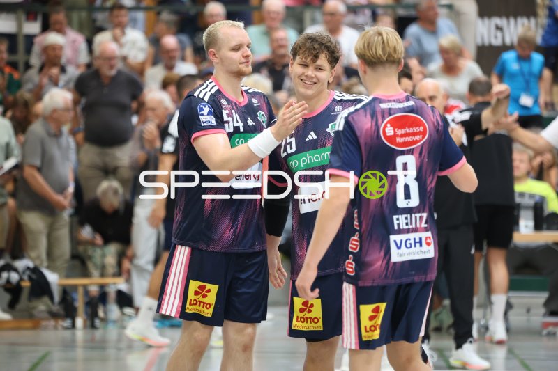 Justus Fischer (#54; TSV Hannover Burgdorf) und Levi Fielitz (#8) beim Jubel