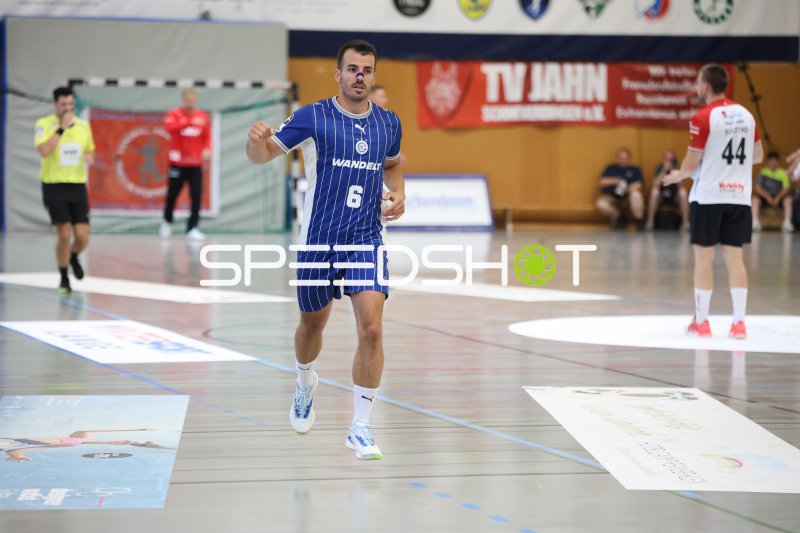Spieler (#6) läuft jubelnd über das Spielfeld in der KGS-Sporthalle
