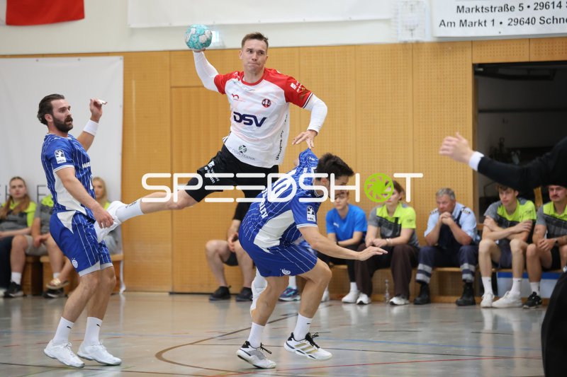 Lasse Andersson beim Sprungwurf in der KGS-Sporthalle Schneverdingen