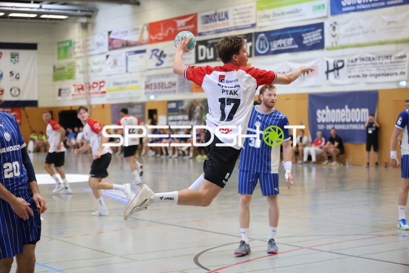 PTAK (#17) beim Sprungwurf in der KGS-Sporthalle Schneverdingen